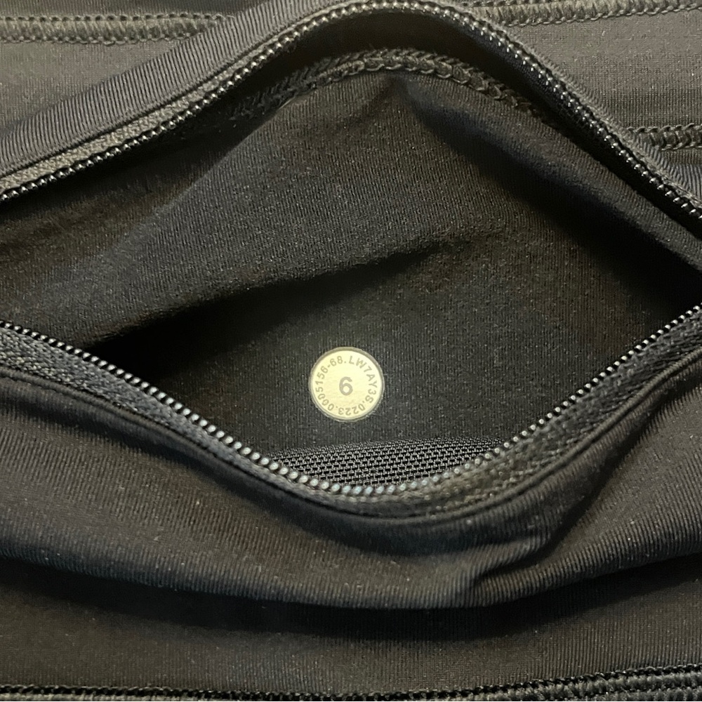 Like New Lululemon Speed Up HR Lined Short 2.5" - Picture 3 of 3
